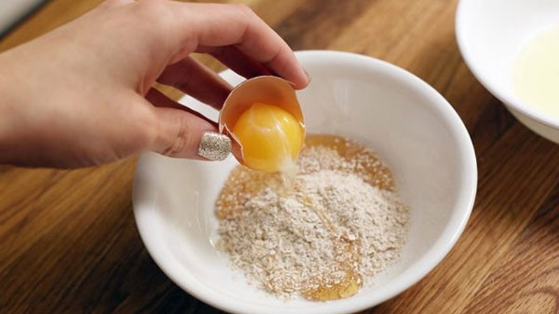  Trị mụn với baking soda với lòng trắng trứng 