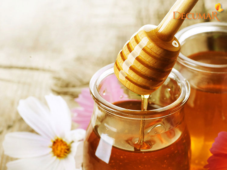 Mật ong có thành phần kháng viêm và nhiều dưỡng chất giúp trị mụn, làm sáng da hiệu quả