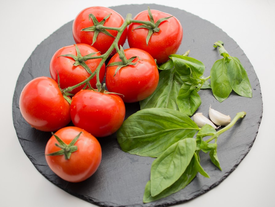 Cà chua và húng quế là những nguyên liệu hết sức gần gũi