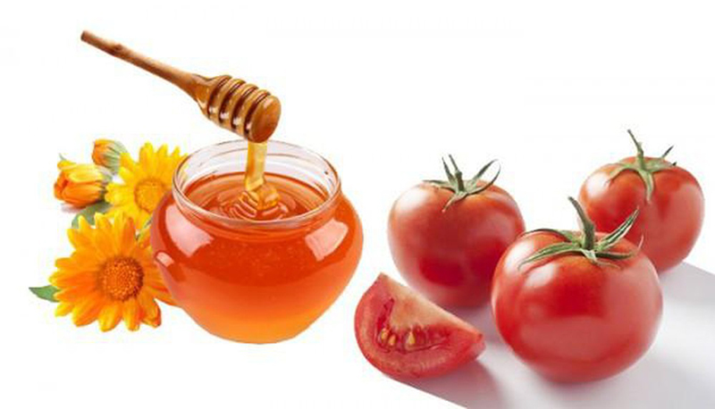 Sử dụng mật ong và cà chua trị mụn
