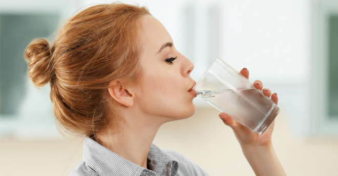 cốc nước sẽ khiến bạn sảng khoái hơn sau buổi trưa