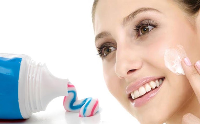 Điều trị mụn thâm an toàn với kem đánh răng