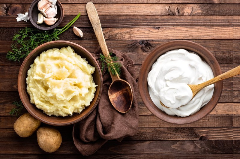 Sự kết hợp khoai tây và sữa chua không đường sẽ giúp làm tăng tác dụng trị mụn, trị thâm và làm da đều màu hơn.