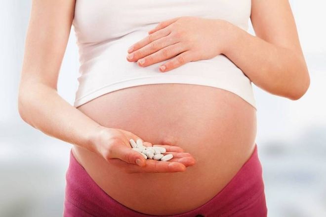 Uống thuốc tây khi mang thai, nên hay không?