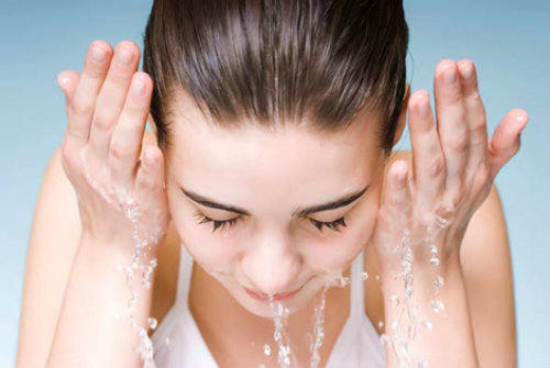 Rửa mặt sạch sẽ giúp ngăn ngừa sự tích tụ bụi bẩn primrose oil