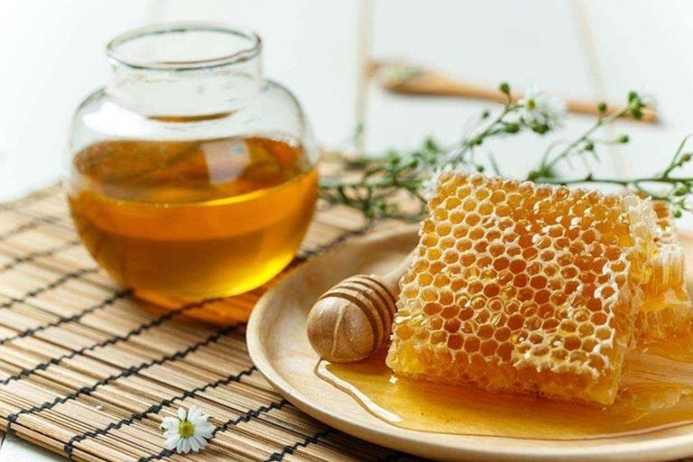 Các enzym tự nhiên có trong mật ong là chất dưỡng ẩm rất tốt cho da