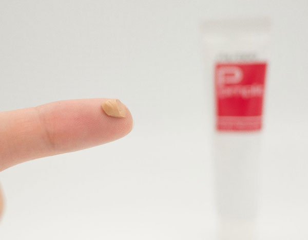 Shiseido Pimplit có kết cầu đặc, màu trùng với da