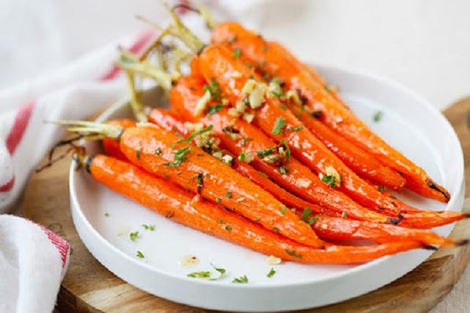 cách trị mụn cám bằng cà rốt nấu ăn