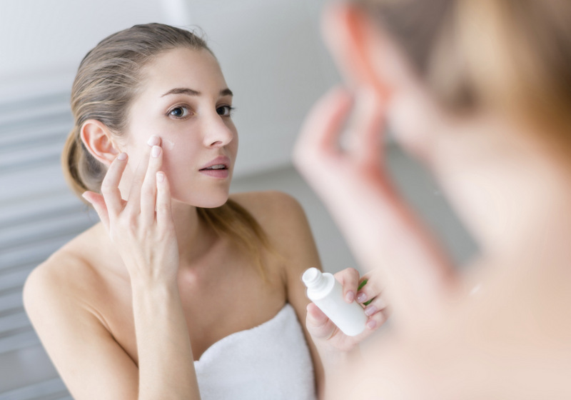 Tác hại khi dùng mỹ phẩm chăm sóc da mặt | Eri Clinic International