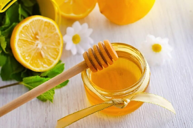 Khắc phục da mặt sần sùi nhiều mụn ẩn bằng mật ong và chanh