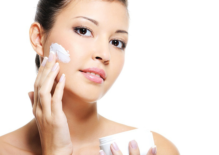 Sử dụng kem dưỡng ẩm cho da trong suốt quá trình trị mụn