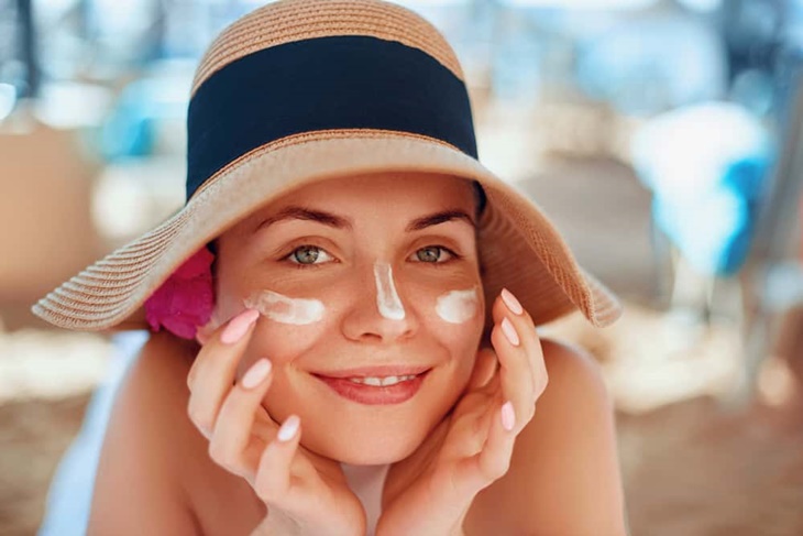 Thoa kem chống nắng là một trong những giải pháp bảo vệ da rất hiệu quả 
