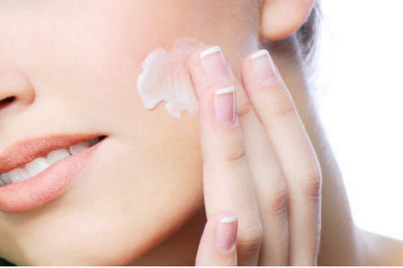 Dưỡng ẩm đầy đủ giúp sức khỏe làn da được cải thiện và tình trạng mụn ẩn sẽ giảm đi đáng kể trần