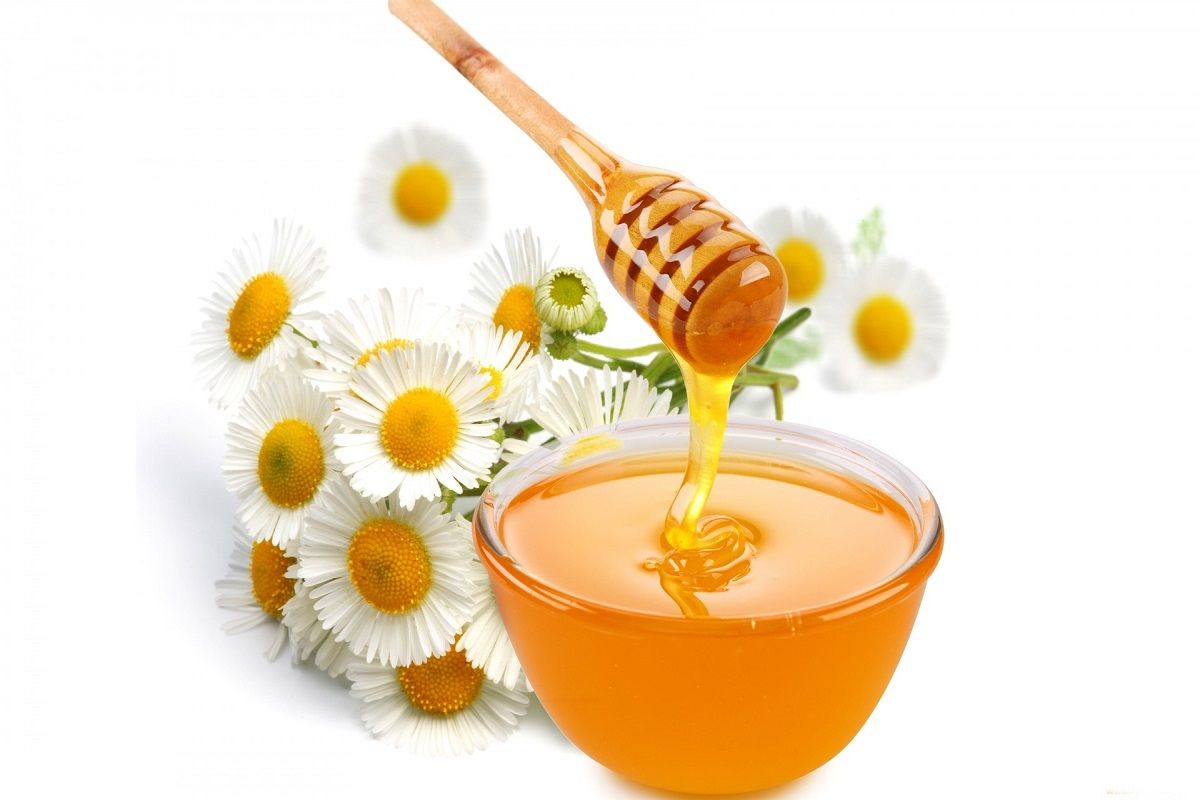 Mật ong giúp làm mềm da, hỗ trợ đẩy mụn ẩn lên để dễ dàng loại bỏ nhân mụn