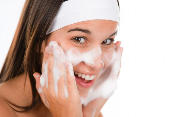 Khi bị mụn ẩn tại vùng mũi cần chú ý làm sạch và chăm sóc da đúng cách