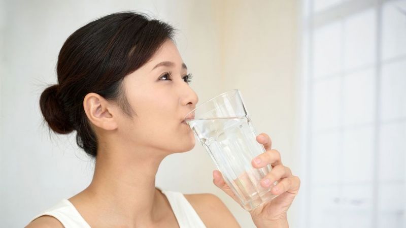 Uống nước nhiều sẽ giúp cơ thể thanh lọc, đào thải độc tố, hỗ trợ trị mụn rất tốt