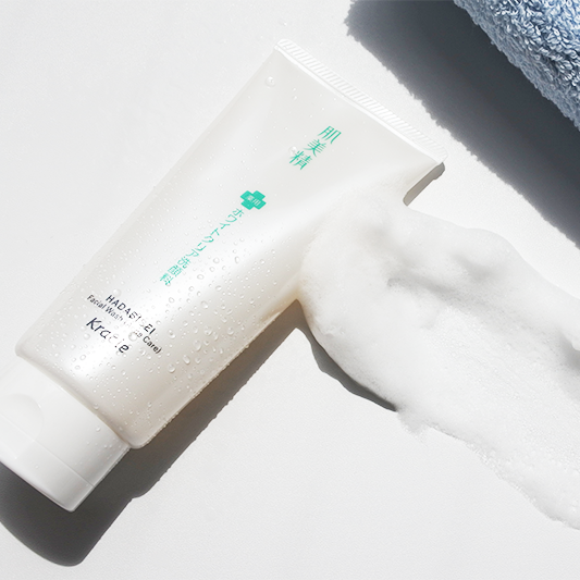 Kracie Hadabisei Acne Care facial wash là sữa rửa mặt trị mụn của Nhật dành cho da nhờn mụn, mụn lặp đi lặp lại được review cao tại Nhật Bản