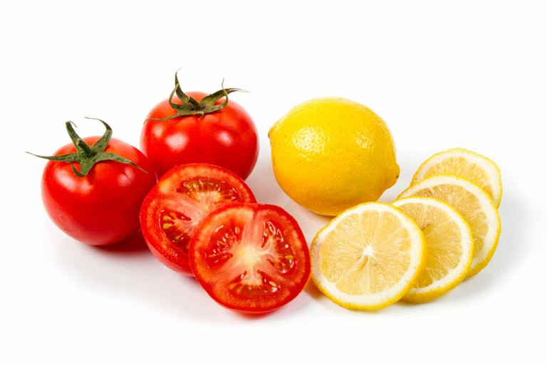 Kết hợp chanh với cà chua là cách trị mụn đơn giản, tốt cho da