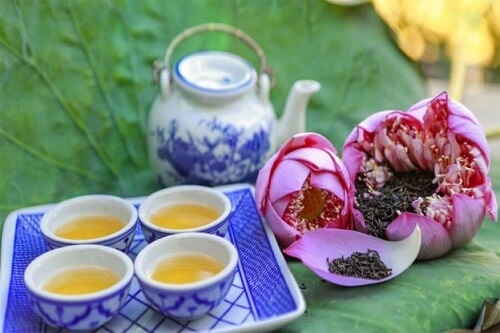 Kết hợp uống trà và đắp mặt nạ nước lá sen để chữa mụn cho nam và nữ