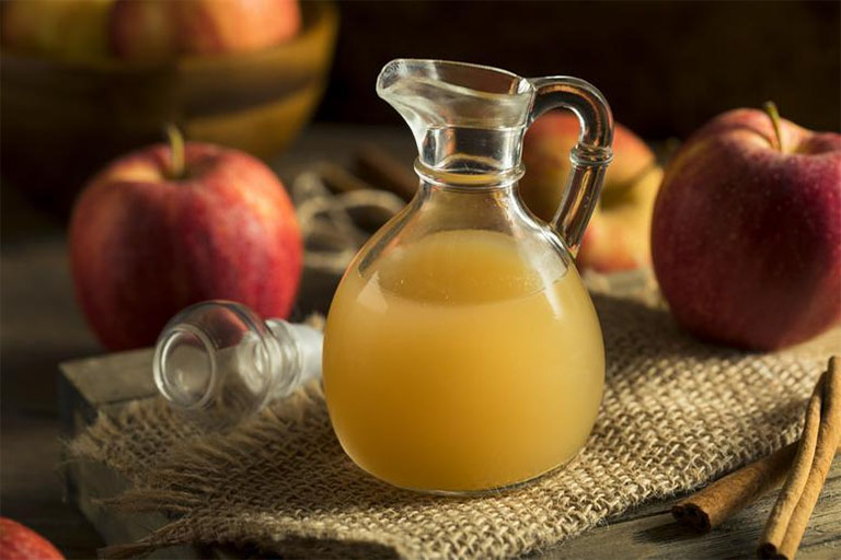 Giấm táo có chứa nhiều thành phần acid có tác dụng sát khuẩn, loại bỏ chất nhờn trên da, loại bỏ tuyến mồ hôi bị ứng động trong lớp da trimunlamdep