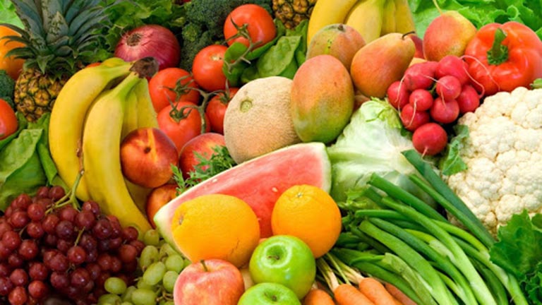 Tăng cường rau xanh và trái cây trong bữa ăn có thể giúp tuổi dậy thì nhanh hết mụn