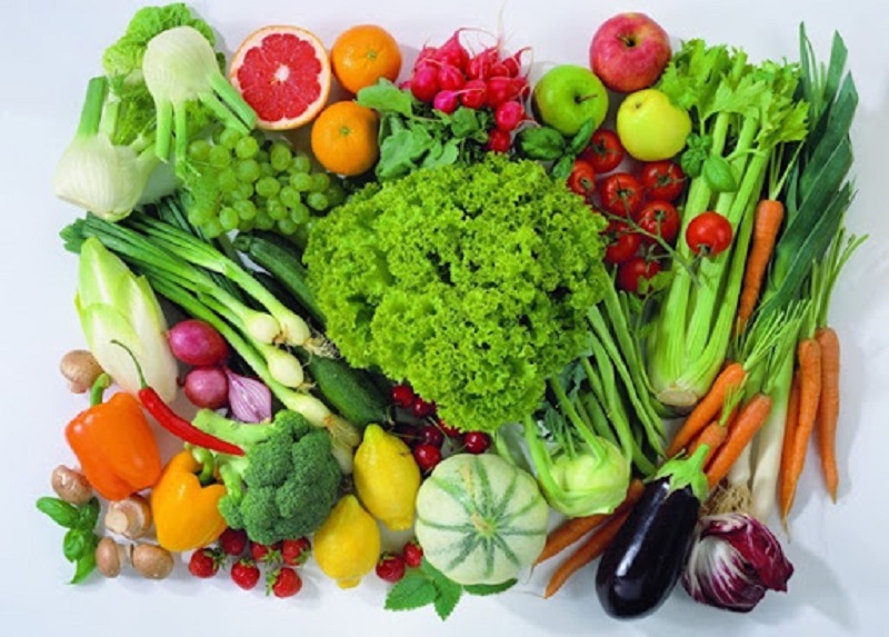 Bổ sung nhiều rau củ quả, thức ăn chứa nhiều Vitamin C, protein, chất đạm để đẩy nhanh quá trình hồi phục da sau khi lăn kim