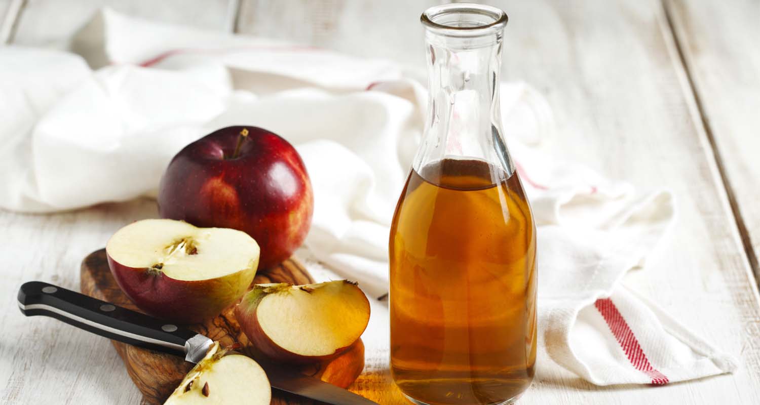 Axit trong giấm táo giúp trị mụn lưng hiệu quả 