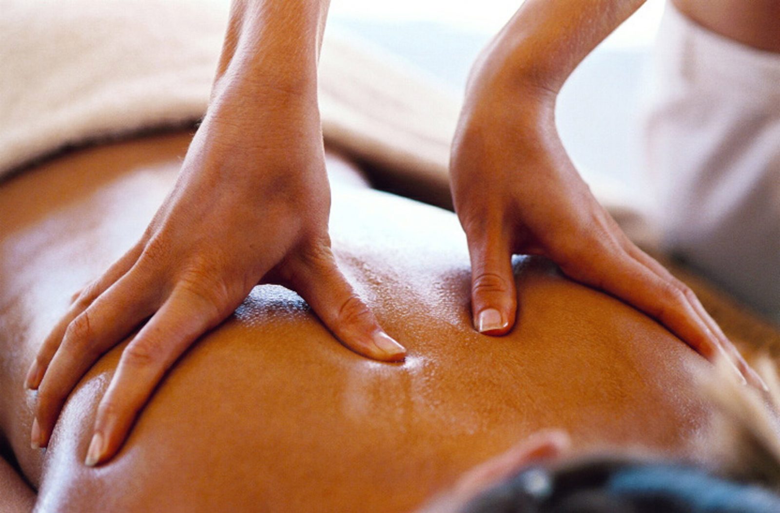 Massage giúp dầu dừa thẩm thấu sâu trong da