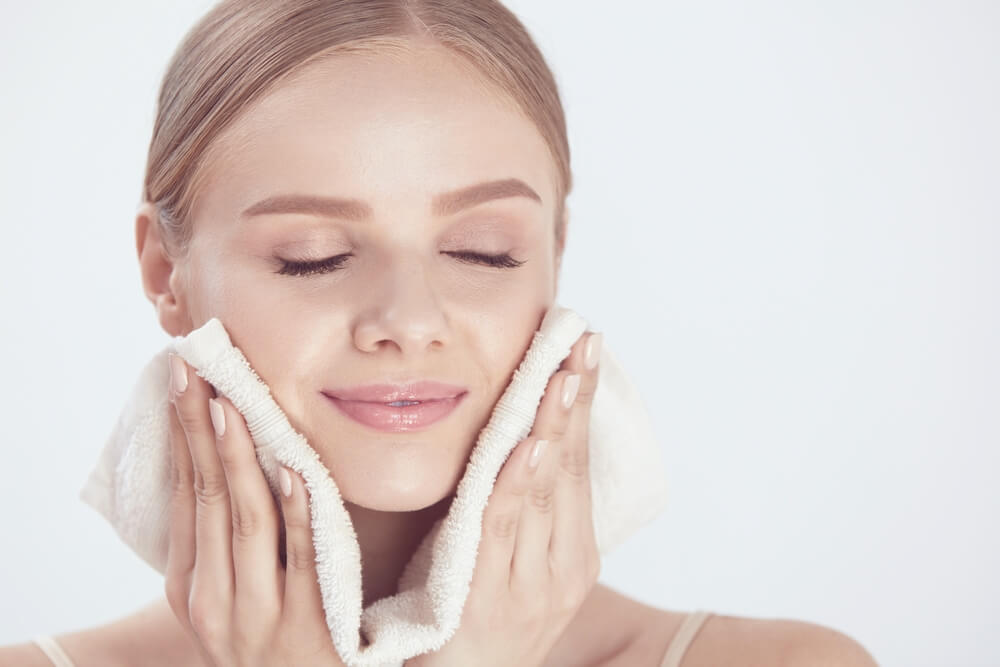 Sau khi xông hơi chỉ nên dùng khăn sạch thấm nước trên da mà không nên chà xát mạnh trên da