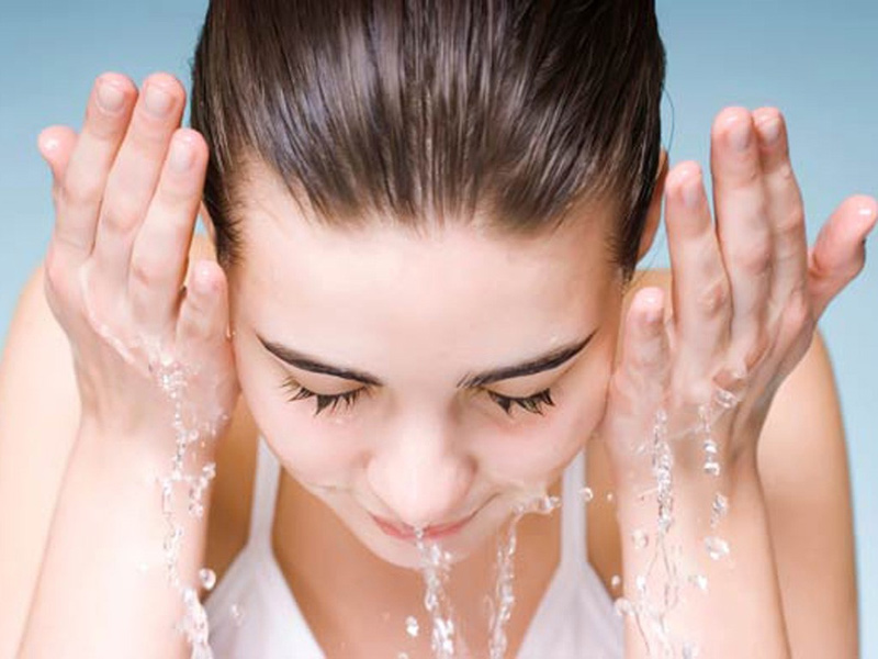 Làm sạch da để loại bỏ vi khuẩn bụi bẩn và vi khuẩn gây mụn