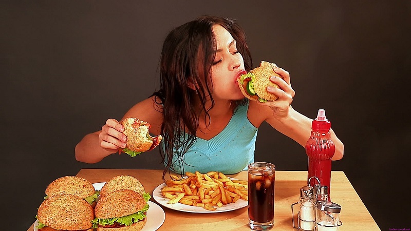 Thói quen ăn uống không lành mạnh khiến ban "rước" mụn vào người