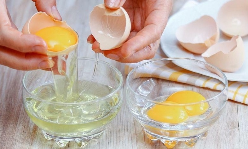 Lòng trắng trứng giúp trị mụn dị ứng, làm đều màu và trắng sáng da