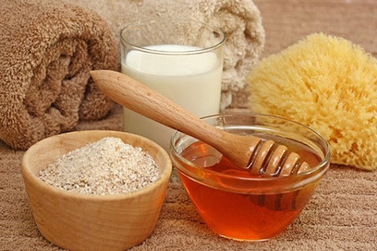 Cám gạo có thể tẩy tế bào chết và làm sạch da hiệu quả để ngăn chặn sự phát triển của mụn đầu đen