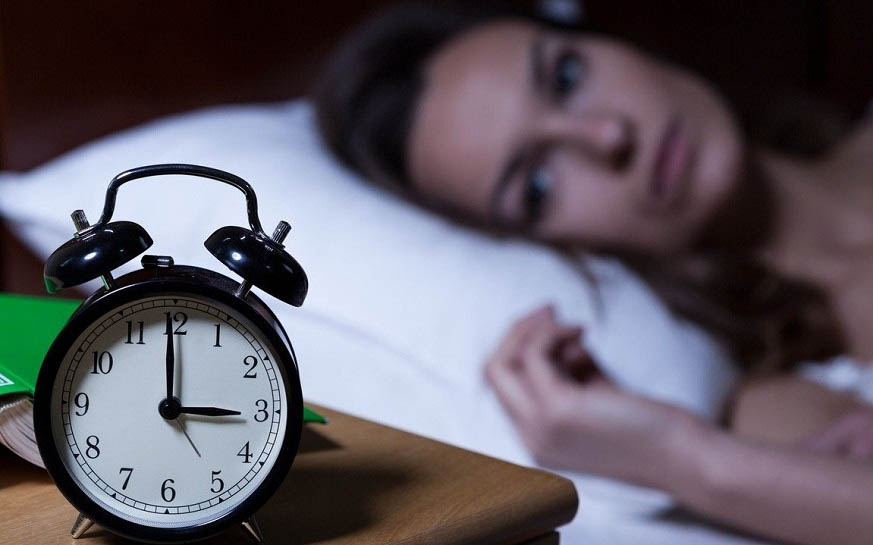 Thức khuya, thiếu ngủ… cũng có thể hình thành mụn đầu trắng dưới da.