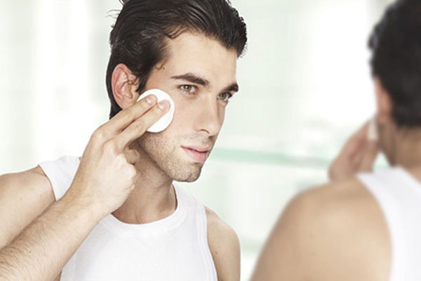 Tẩy trang đúng cách sẽ giúp làm sạch sâu và loại bỏ ngay “lớp màng bẩn” trên da mặt